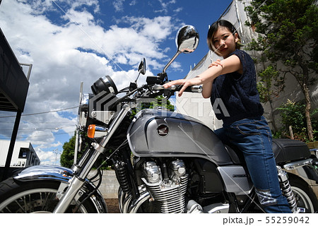 バイクに跨る女性ライダー１ 55259042
