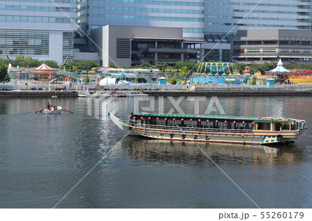 みなとみらい地区の運河を通過する屋形船 55260179