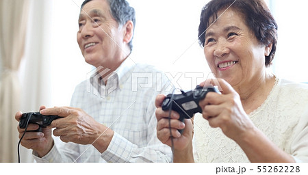 テレビゲームを楽しむシニアイメージ 55262228