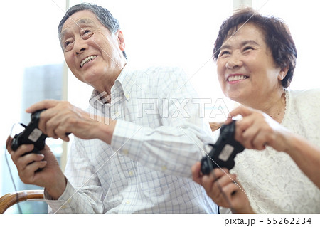 テレビゲームを楽しむシニアイメージ 55262234