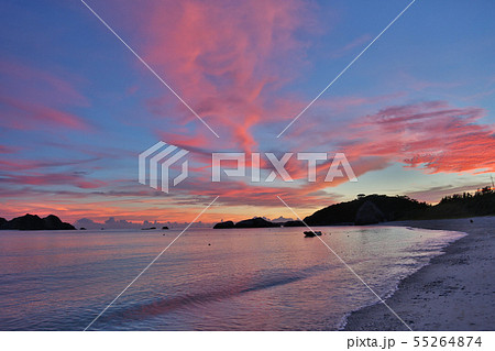 渡嘉敷島の阿波連ビーチの夕焼け 渡嘉敷島の阿波連ビーチの夕焼け 55264874