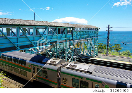 根府川駅と青い海/相模湾(東海道本線/神奈川県小田原市) 根府川駅と青い海/相模湾(東海道本線/神奈川県小田原市) 55266406