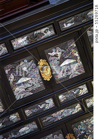 韓国の伝統工芸品　螺鈿細工の高級家具 55269716