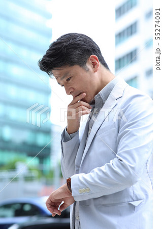 悩むミドル男性 55274091