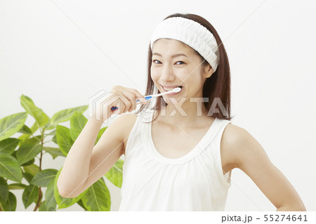 歯磨きする女性 55274641
