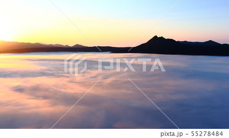 雲海に覆われた早朝の摩周湖の写真素材