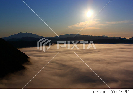 雲海に覆われた早朝の摩周湖 55278494