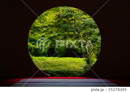 北鎌倉　明月院　本堂の悟りの窓 55279365