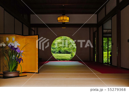 北鎌倉　明月院　本堂の悟りの窓 55279368