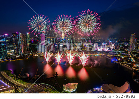 絶景 シンガポールの夜景と花火 の写真素材