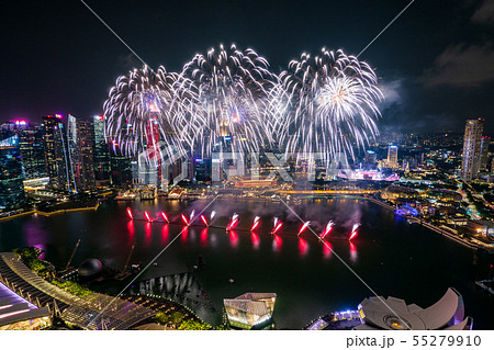 絶景 シンガポールの夜景と花火 の写真素材