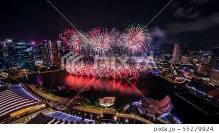 絶景 シンガポールの夜景と花火 の写真素材