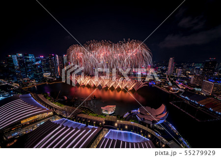 絶景 シンガポールの夜景と花火 の写真素材