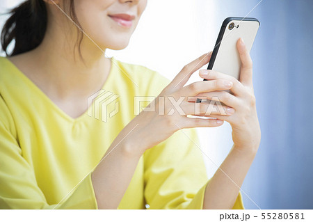 スマホを操作する女性 スマホを操作する女性 55280581