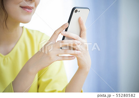 スマホを操作する女性 スマホを操作する女性 55280582