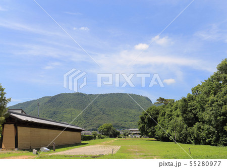 讃岐国分寺跡の西端、右の樹木側に現在の国分寺の堂宇がある 讃岐国分寺跡の西端、右の樹木側に現在の国分寺の堂宇がある 55280977
