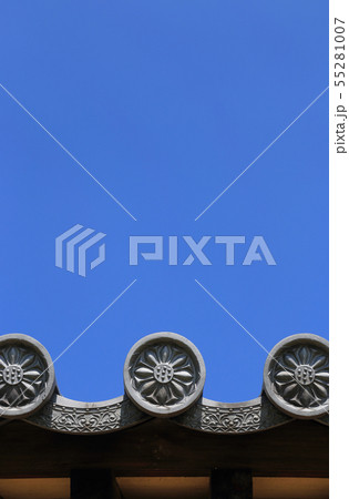 讃岐国分寺跡に復元された築地塀の瓦（軒丸瓦＝単弁八葉蓮華文、軒平瓦＝均整唐草文） 55281007