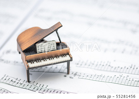 グランドピアノと楽譜 室内スタジオ撮影 グランドピアノと楽譜 室内スタジオ撮影 55281456