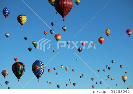 空に浮かぶ気球の群れ 空に浮かぶ気球の群れ 55282049