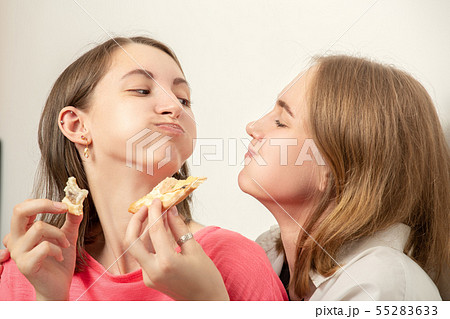 girls with pizza 55283633