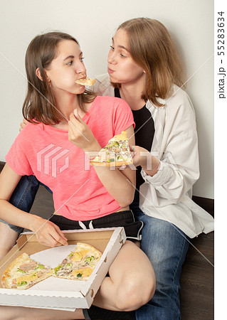 girls with pizza 55283634