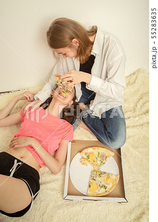 girls with pizza 55283635