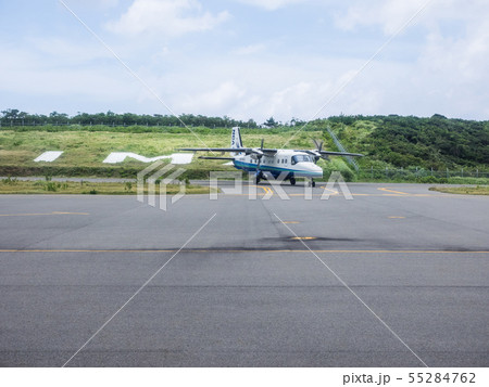 神津島空港に到着した新中央航空機　展望デッキからの風景　8月 55284762