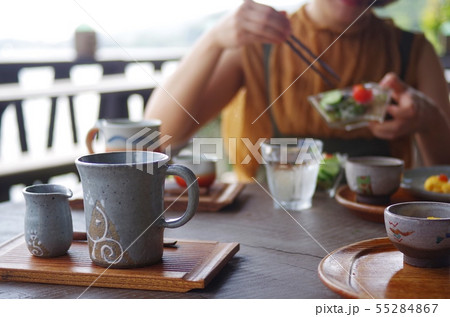 食事をする女性とコーヒーカップ 55284867