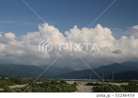 7月の富山県 黒部市の入道雲 7月の富山県 黒部市の入道雲 55286459