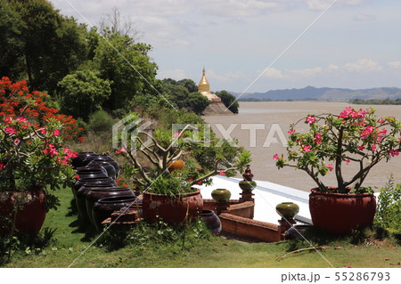 パゴダと川の風景　バガン　世界遺産　ミャンマー 55286793