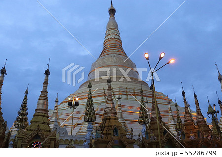 シュエダゴンパゴタの夕景　ミャンマー　ヤンゴン 55286799