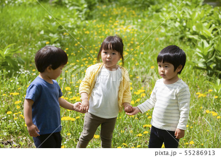 自然の中で遊ぶ子どもたち 55286913