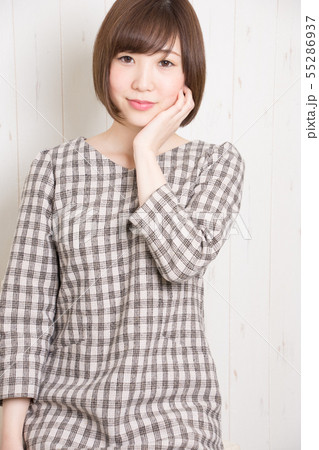 ワンピースの女性 55286937