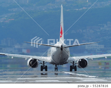 大阪国際空港 離陸するジェット旅客機 大阪国際空港 離陸するジェット旅客機 55287816