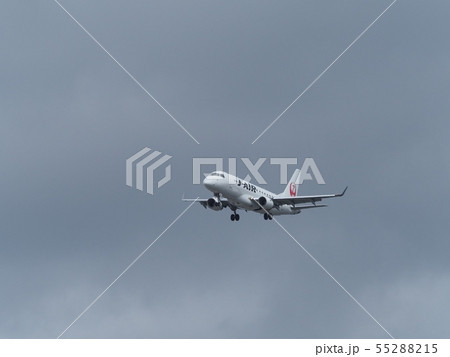 伊丹空港に着陸するE170　大阪国際空港に着陸する旅客機 55288215