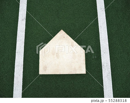 野球のホームベースと人工芝の写真素材