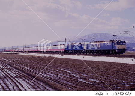 1996年 信越線を走るEF64重連リゾート14系シュプール号の写真素材