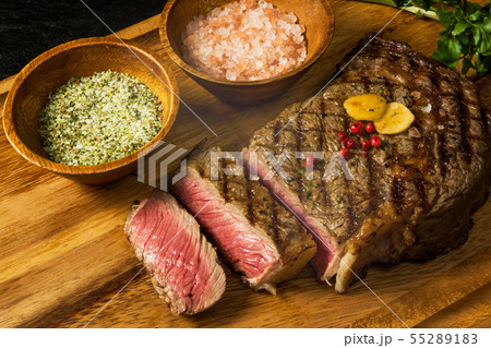 高級グリルステーキ Thick cut luxury fresh beef steak 55289183