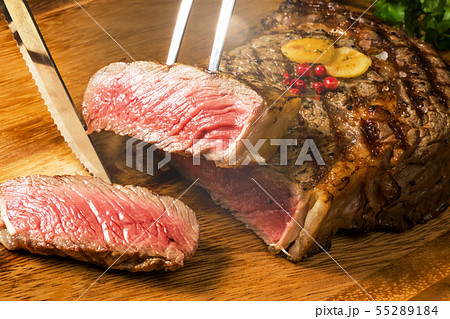 高級グリルステーキ Thick cut luxury fresh beef steak 55289184