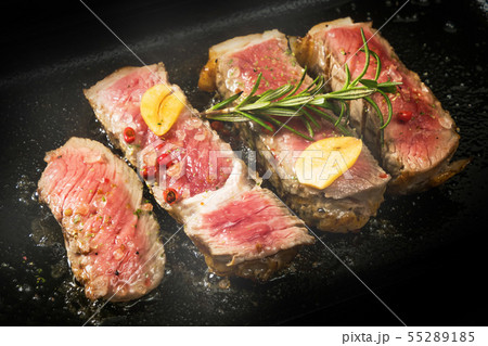 高級グリルステーキ Thick cut luxury fresh beef steak 55289185