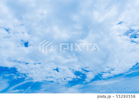 雲　クラウド　白　青　グラデーション　大空　快晴　青空　スカイ　風景　さわやかな空　バックグラウンド 55293556