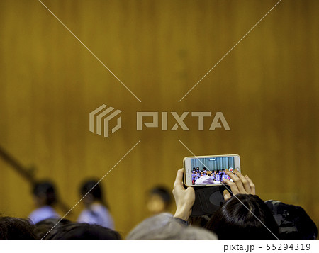 入場する子供を撮る母 入場する子供を撮る母 55294319