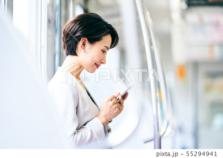 ビジネスウーマン スマホ 電車 撮影協力「京王電鉄株式会社」 ビジネスウーマン スマホ 電車 撮影協力「京王電鉄株式会社」 55294941
