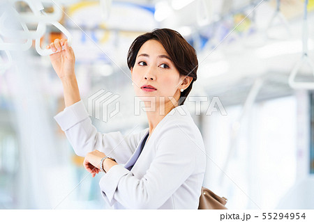 ビジネスウーマン　電車　撮影協力「京王電鉄株式会社」 55294954