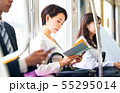 ビジネスウーマン　電車　読書　撮影協力「京王電鉄株式会社」 55295014