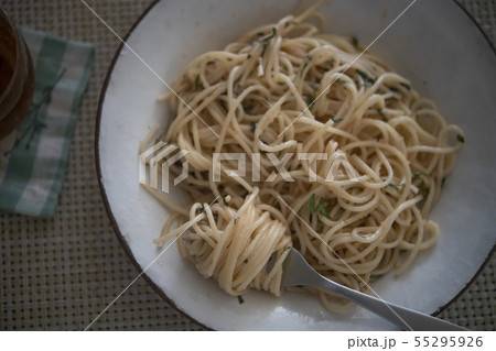 青じそたらこスパゲティをフォークに巻く 青じそたらこスパゲティをフォークに巻く 55295926