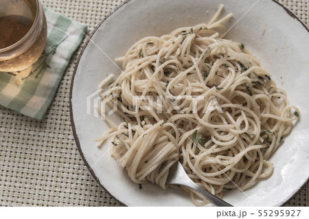 青じそたらこスパゲティをフォークに巻く 青じそたらこスパゲティをフォークに巻く 55295927