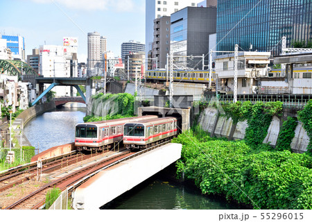 すれ違う電車と御茶ノ水界隈 55296015