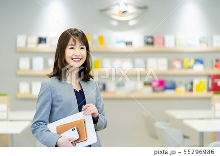 ビジネスウーマン　ビジネスイメージ　女性社員 55296986