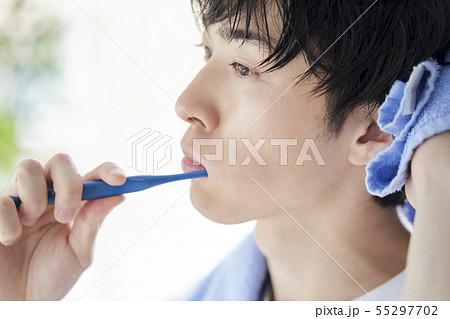 男性 ビューティー 歯磨きの写真素材